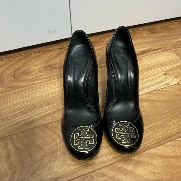 Tory Burch Patent Leather Wedges – Size 8.5 – Classic Logo Medallion - Picture 2 of 9